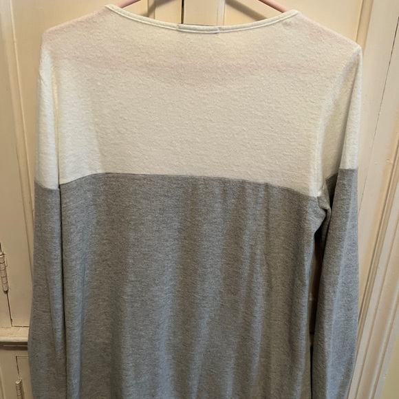 Super soft sz L Womens color block sweater w button detailing - Picture 3 of 4
